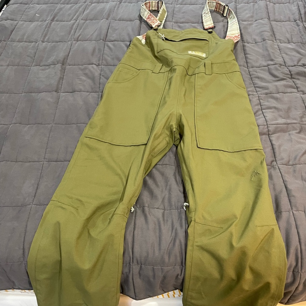Burton women’s bib snow pants. Used maybe 5 times. Olive green. Size M.